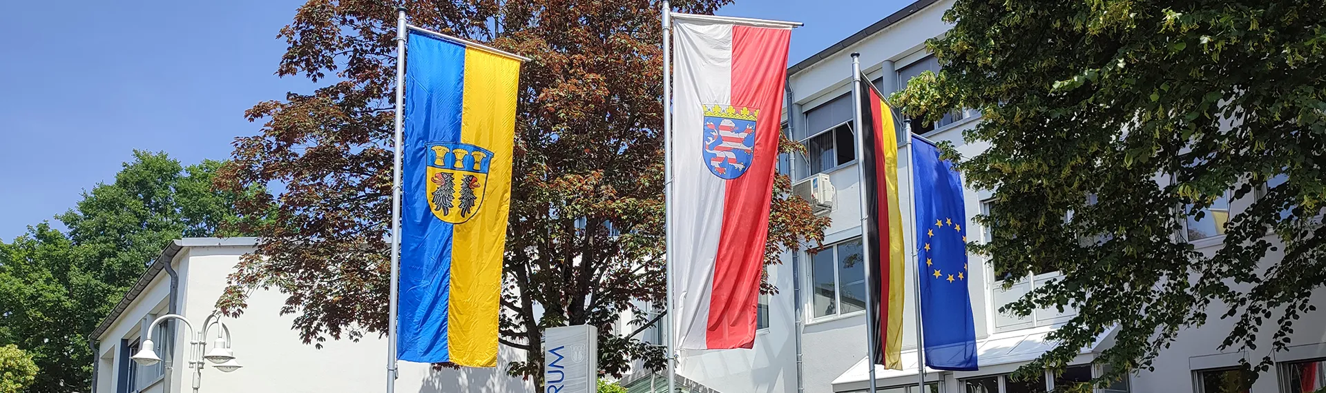 Neue Fahnenmasten vor dem Rathaus