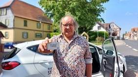 2.	Der Karbener Verkehrsplaner Ekkehart Böing präsentiert die Kundenkarte, die es noch bis September mit einem großen Rabatt gibt. © Stadt Karben