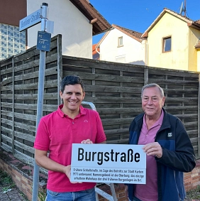 Alexander Fröhlich und Ortsvorsteher Karlfred Heidelbach präsentieren das neue Zusatzschild für die Burgstraße © Stadt Karben