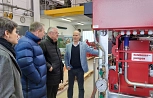 Bei ihrem jüngsten Unternehmensbesuch haben sich Bürgermeister Guido Rahn und die Karbener Wirtschaftsförderung ein Bild von der Arbeit im Karbener Traditionsbetriebs Holzhauer Pumpen gemacht.