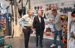 Bürgermeister Guido Rahn, Wirtschaftsförderer Otmar Stein und CEPEWA-Geschäftsführer Jan Walther beim Firmenbesuch im Karbener Showroom.