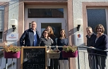 Das MüZe-Team um die Vorsitzende Gabriele Ratazzi-Stoll und Michaela Eichwede begrüßt den Niddataler Bürgermeister Michael Hahn in den Roggauer Räumlichkeiten