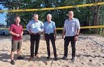 Eröffnen den neuen Beachvolleyballplatz: Ortsvorsteher Christian Neuwirth, Bürgermeister Guido Rahn, der KSV-Vorsitzende Jörg Wulf, Bauplaner Jochen Stöhr