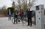 Neue Fahrradständer und E-Bike-Ladestation an der Nidda-Terrasse