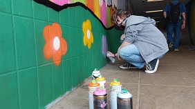 Schülerinnen und Schüler der Kunst-Leistungskurse der Kurt-Schumacher-Schule gestalten die Bahnhofsunterführung Groß-Karben mit einem farbenfrohen Graffiti © Stadt Karben