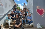 Schülerinnen und Schüler der Kunst-Leistungskurse der Kurt-Schumacher-Schule gestalten die Bahnhofsunterführung Groß-Karben mit einem farbenfrohen Graffiti