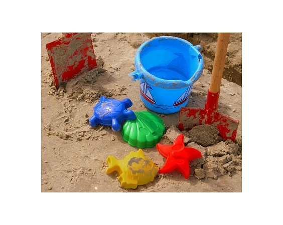 Spielplatz (Sandkasten und Förmchen)&nbsp;&copy;&nbsp;S. Hofschlaeger  / pixelio.de